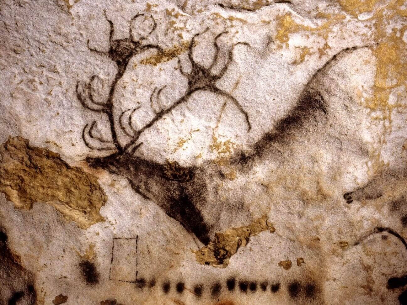 Bajo uno de los ciervos de la cueva de Lascaux se observan 13 manchas circulares. Fuente: Visita virtual Cueva de Lascaux