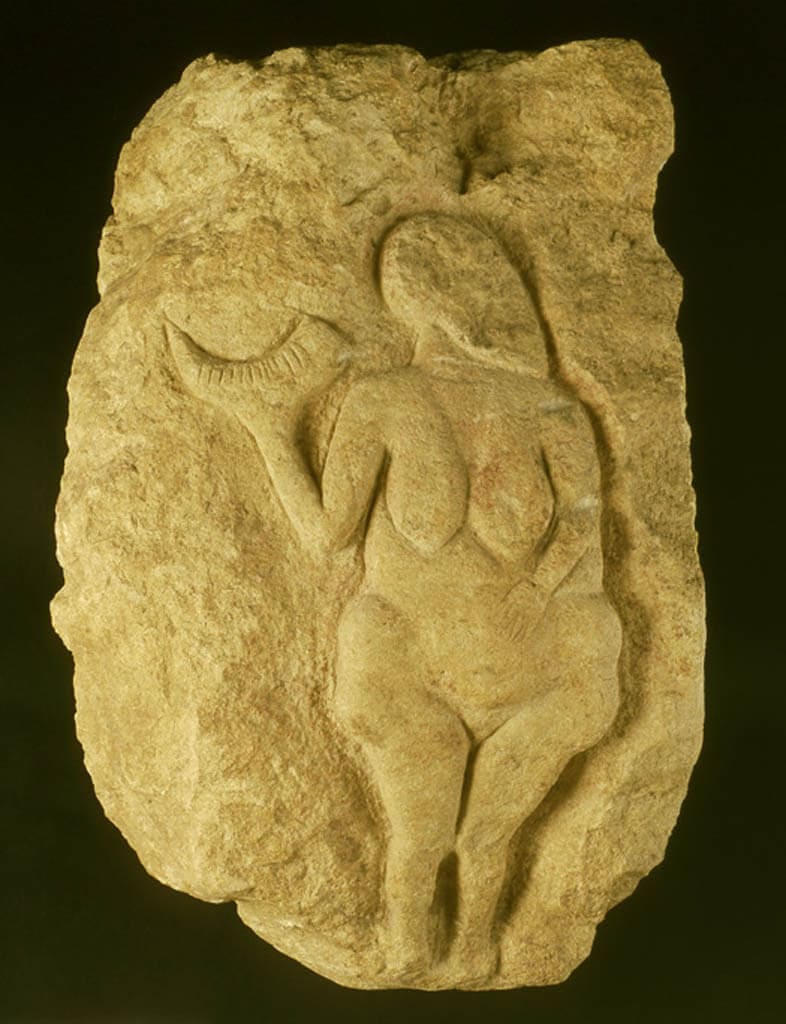 Imagen de la Venus de Laussel. El cuerno presenta 13 trazos que podrían corresponder a un ciclo anual. Fuente: Museo de Aquitania (Burdeos)