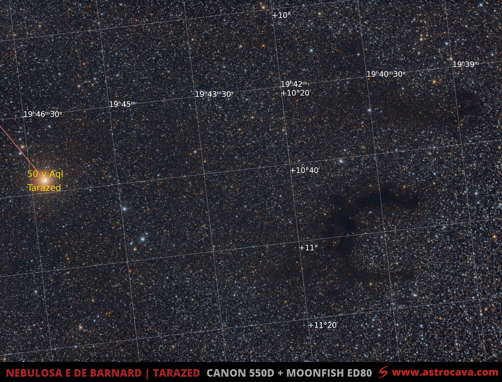 La estrella Tarazed y la nebulosa oscura «E» de Barnard en el Águila.Versión anotada.