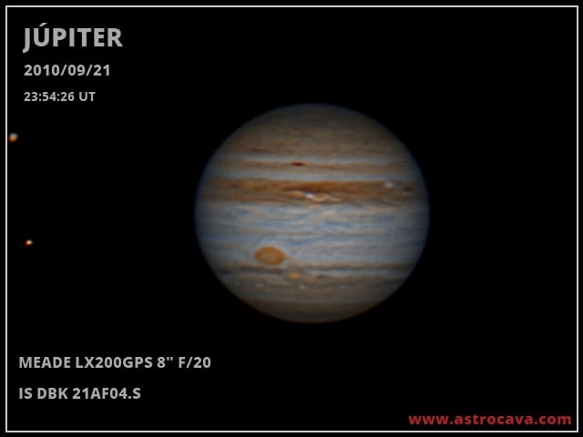 Toma del 21 de septiembre de 2010. 23:54:26 UT. Júpiter y la Gran Mancha Roja (GRS) y la mancha Oval BA. Los satélites Ganímedes y Europa. Cámara Imaging Source DBK 21AF04.S a través del telescopio Meade LX200GPS de 8"