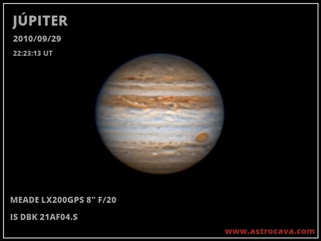 Toma del 29 de septiembre de 2010. 22:23:13 UT. Júpiter y la Gran Mancha Roja (GRS) y la mancha Oval BA en el limbo. Cámara Imaging Source DBK 21AF04.S a través del telescopio Meade LX200GPS de 8"