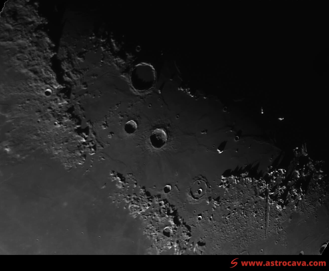La luna. zona entre el Mare Imbrium y el Mare Serenitatis. Apeninos. Cáucaso