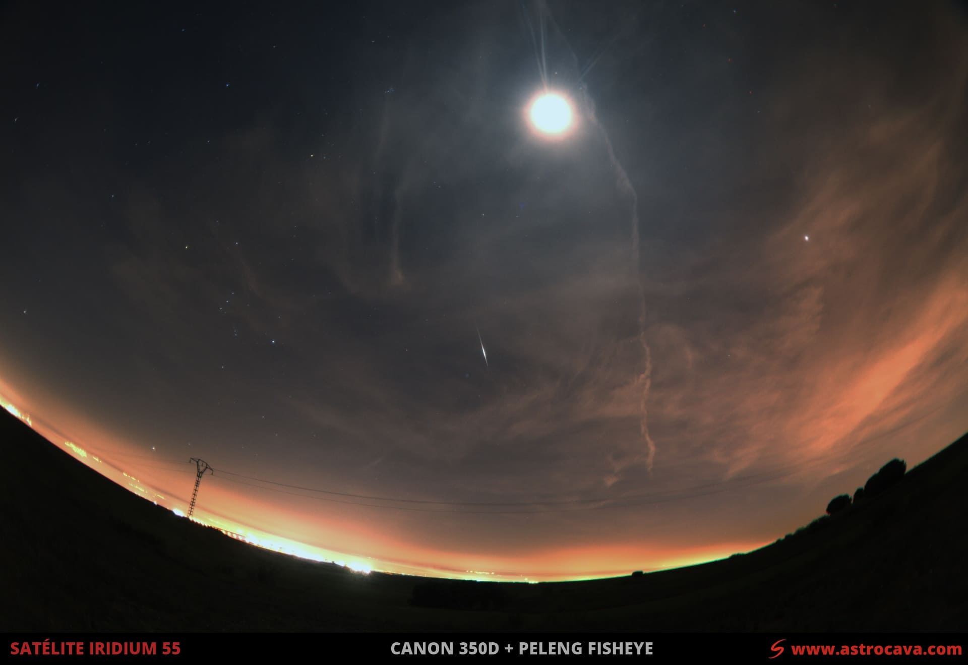 Destello satélite Iridium 55  (acabó perdiendo su órbita en 2019). La constelación de Orión claramente visible a la izquierda de la imagen en una noche de plena luna llena.