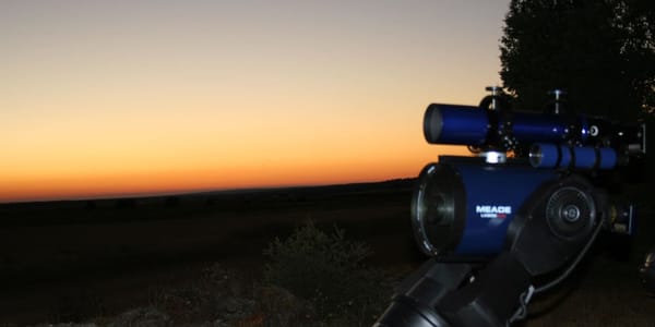 Telescopio preparado para la adquisición de tomas antes de que empiece el crepúsculo astronómico.